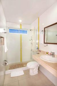 a bathroom with a toilet and a sink at Basic Hotel Centenario by Hoteles MS in Cali