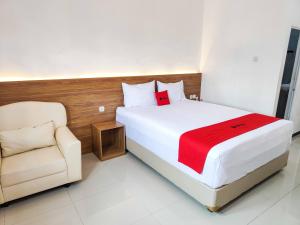 Ένα ή περισσότερα κρεβάτια σε δωμάτιο στο RedDoorz near Prambanan Temple