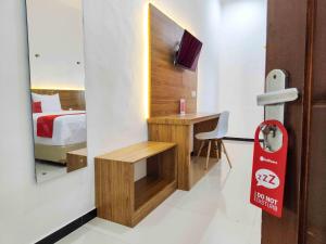 Ένα ή περισσότερα κρεβάτια σε δωμάτιο στο RedDoorz near Prambanan Temple