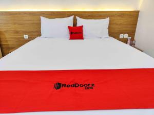 Ένα ή περισσότερα κρεβάτια σε δωμάτιο στο RedDoorz near Prambanan Temple