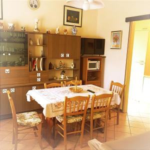 - une cuisine avec une table à manger et des chaises dans l'établissement Ca' Trevisetto - Casa Vacanze, à Monastier di Treviso