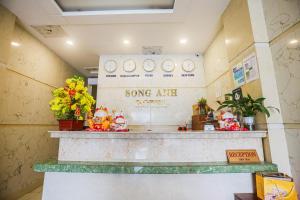 um sinal que lê a salvação da sala de arte num edifício em Song Anh 3 Hotel em Ho Chi Minh