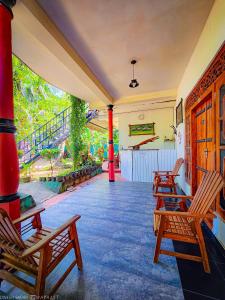 un gruppo di sedie sedute su un portico di Dinesh Safari Homestay a Udawalawe