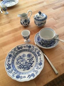 a table with blue and white plates and tea sets at Appartement in Odenthal, ruhig und doch zentral in Odenthal