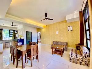 een woonkamer met een tafel en een eetkamer bij The Terrace Retreat by StayVues in Kasauli