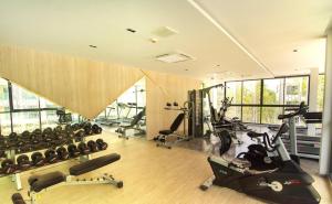 een fitnessruimte met loopbanden en fitnessapparatuur in een kamer bij Resort Style Condo Suksawat 64 Bangkok ND in Ban Tha Hin