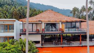 un resort con palme e montagne sullo sfondo di Aokhanom Resort a Khanom