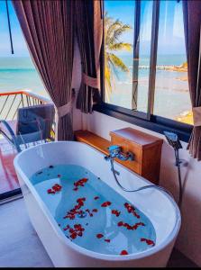 bagno con vasca e kit in acqua di Aokhanom Resort a Khanom