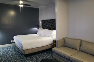 Un pat sau paturi într-o cameră la Hotel Garrett