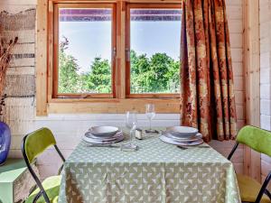 uma mesa com pratos e copos e uma janela em 1 Bed in Weston-Super-Mare 91933 em Yatton