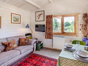 uma sala de estar com um sofá e uma mesa em 1 Bed in Weston-Super-Mare 91933 em Yatton