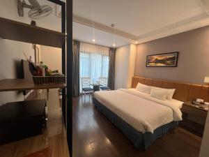 Habitación de hotel con cama y escritorio en A25 Hotel - 187 Trung Kính, en Hanói