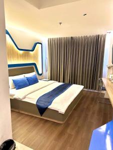 Een bed of bedden in een kamer bij Golden Palace Hotel