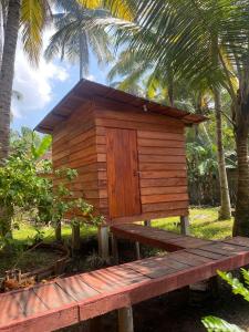 una casa esterna in legno seduta su una panchina di legno di Coco Cabins by Thush a Bentota