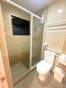 een badkamer met een toilet en een inloopdouche bij A’s Penthouse - Calbayog in Calbayog