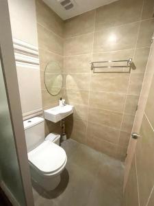 カルバヨグにあるA’s Penthouse - Calbayogのバスルーム(トイレ、洗面台、鏡付)