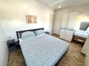 1 dormitorio con 1 cama y TV en A’s Penthouse - Calbayog, en Calbayog