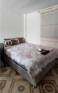 LA POSADA GOLDON CHASQUI Lima PERU في ليما: غرفة نوم بسرير في غرفة