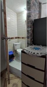 małą łazienkę z toaletą i umywalką w obiekcie LA POSADA GOLDON CHASQUI Lima PERU w mieście Lima