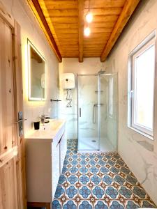 La salle de bains est pourvue d'une douche et d'un lavabo. dans l'établissement Domki Oaza Ciszy, à Polańczyk