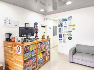 a waiting room with a tv and a couch at Hotel vacation Doradal in Doradal