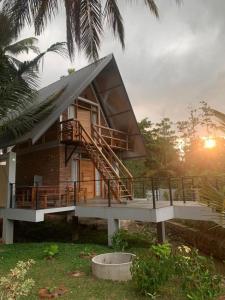 uma pequena casa com um alpendre e uma varanda em Steps Garden Resort em Negombo
