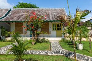 La Roja Bungalows外面的花园