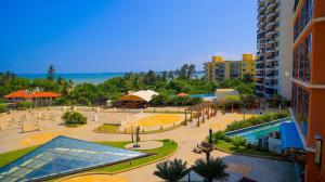 uma vista para um resort com uma piscina em PALM VILLAGE BUSINESS HOTEL APT em Dar es Salaam