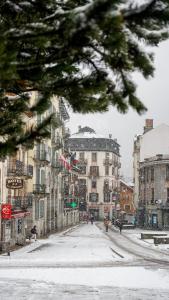 uma rua da cidade nevada com edifícios na neve em Studio Le 4122 - Chamonix centre Clos du Savoy em Chamonix-Mont-Blanc