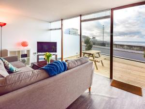 sala de estar con sofá y vistas al océano en 1 Bed in Westward Ho ASPRA en Westward Ho