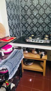 Кухня или мини-кухня в Srees Home Stay - 1BHK
