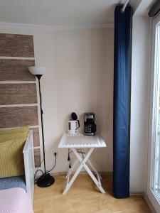 Zimmer mit einem Tisch, einer Mikrowelle und einem Bett in der Unterkunft Apartment am Bach in Augsburg + 7 Fotos
