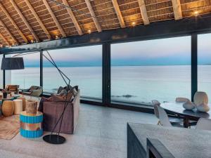 sala de estar con vistas al océano en SILVER BAY VILLA, en Stompneusbaai