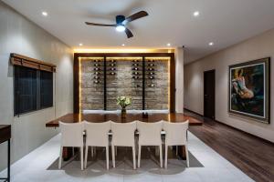 a dining room with a table and a ceiling fan at THE MYST VILLA BAO LOC in Ấp Tân Hà