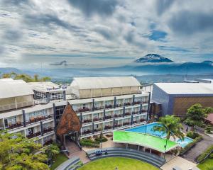 an overhead view of a building with a swimming pool at Griya Persada Convention Hotel & Resort Bandungan in Bandungan