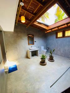 una camera con bagno dotato di lavandino e specchio di Happy Valley Residence Unawatuna a Galle