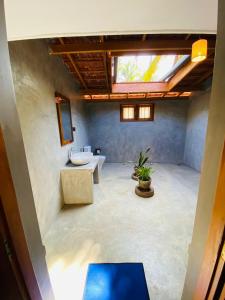 bagno con lavandino e servizi igienici di Happy Valley Residence Unawatuna a Galle