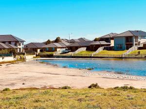 בריכת השחייה שנמצאת ב-Point Cook Landmark Coastal Park Villa Free Parking או באזור