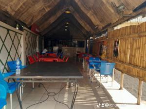 Winstons Place Hotel في Onitsha: غرفة طعام مع طاولات وكراسي زرقاء