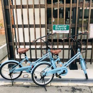zwei Fahrräder, die vor einem Zaun geparkt sind in der Unterkunft 知輪-chirin- in Sakai