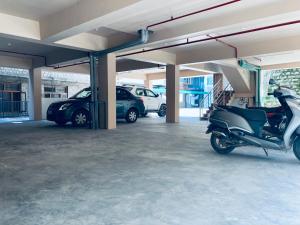 uma garagem de estacionamento com uma scooter estacionada nela em TATA Vista Resort Mall Road Manali - Centrally Heated & Air Cooled em Manali