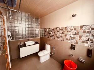 TATA Vista Resort Mall Road Manali - Centrally Heated & Air Cooled في مانالي: حمام مع مرحاض ومغسلة