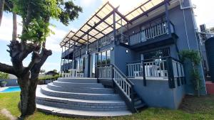 イースト・ロンドンにあるVincent Valley Lodgeの階段と木のある青い家