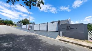 イースト・ロンドンにあるVincent Valley Lodgeの道路の看板