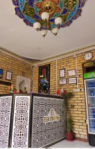 une épicerie avec un panneau mural dans l'établissement ESHONI PIR Boutique HOTEL, à Boukhara