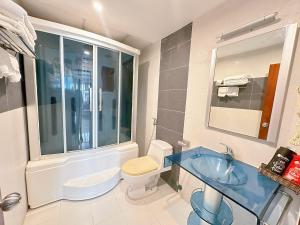 een badkamer met een toilet en een blauwe wastafel bij Kim Dung Hotel Tran Quang Khai in Ho Chi Minh-stad