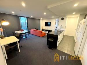 Fancy in Phillip - 2bd 2bth Apt!的电视和/或娱乐中心