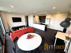 PhillipFancy in Phillip - 2bd 2bth Apt!的客厅里有一张红色的沙发和一张桌子