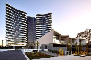 PhillipFancy in Phillip - 2bd 2bth Apt!的停车场旁两座高楼