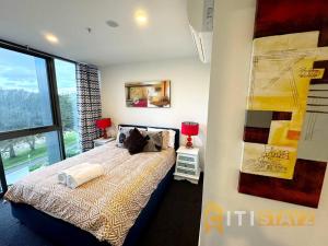 PhillipFancy in Phillip - 2bd 2bth Apt!的卧室里有一张床，墙上挂着一幅画 更多30张照片